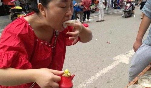 发疯吃瓜大妈图片,现场笑料百出！