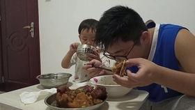 俩父子吃瓜,共享夏日吃瓜时光