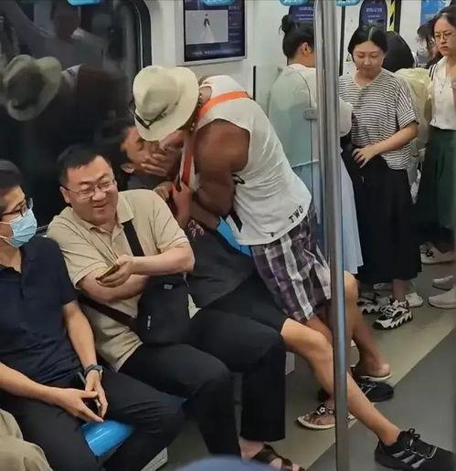 地铁吃瓜打人小伙,小伙怒打同行，引发社会热议