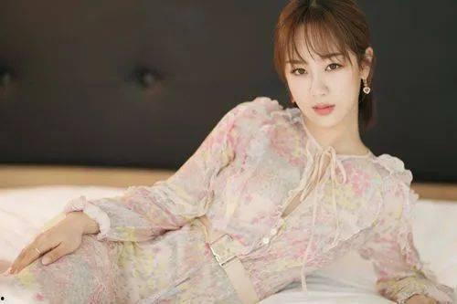 杨紫吃瓜笑场图片,萌态十足引网友热议