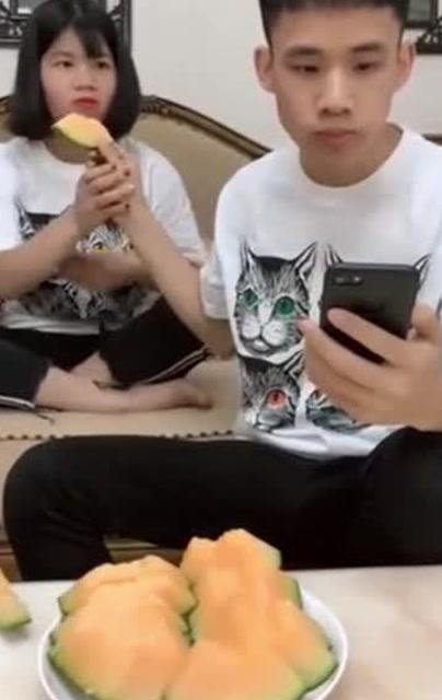 姐姐使唤弟弟吃瓜,姐姐的“吃瓜”指令与弟弟的甜蜜服从