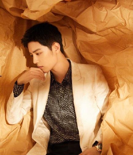 瓜地吃瓜肖战,肖战演绎夏日甜蜜